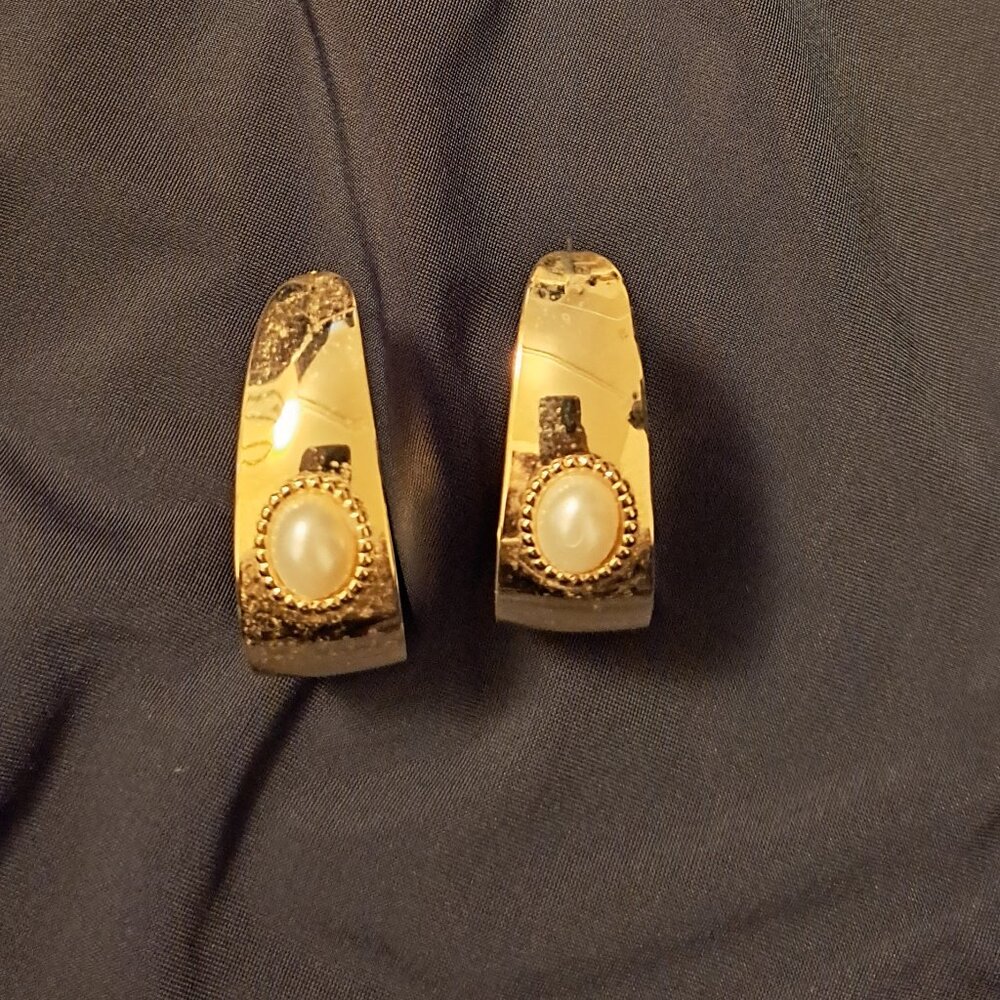 Vintage Faux Pearl Gold Tone Hoop Earrings - Picture 5 of 5